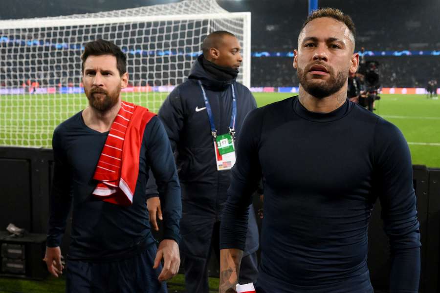 Neymar (R) leaves the pitch after PSG's loss to Bayern