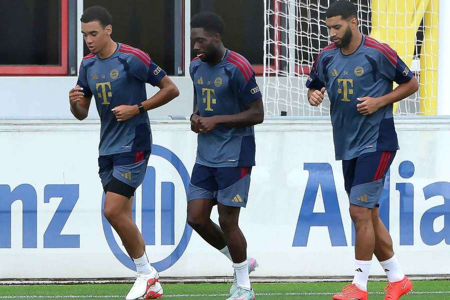 Musiala, Davies e Saibari no treino do Bayern Munique Musiala, Davies e Saibari no treino do Bayern Munique