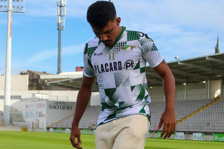 Vinicius Mingotti foi oficializado pelo Moreirense esta quinta-feira