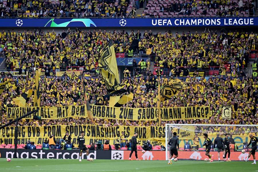 BVB-Fans mit einem Protest-Banner beim CL-Finale.