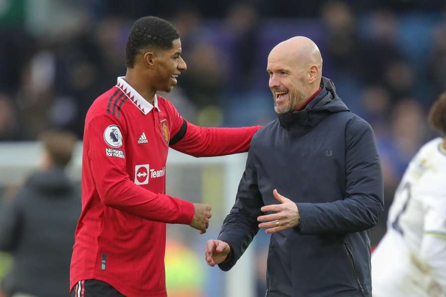 Ten Hag en Rashford vieren de overwinning van United op Leeds op 12 februari