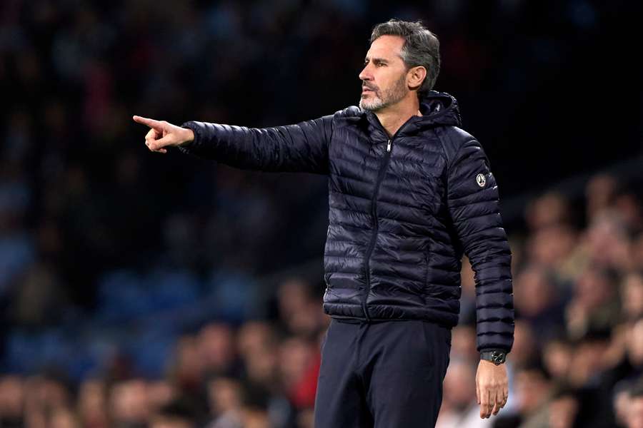 Vicente Moreno da órdenes durante un partido.