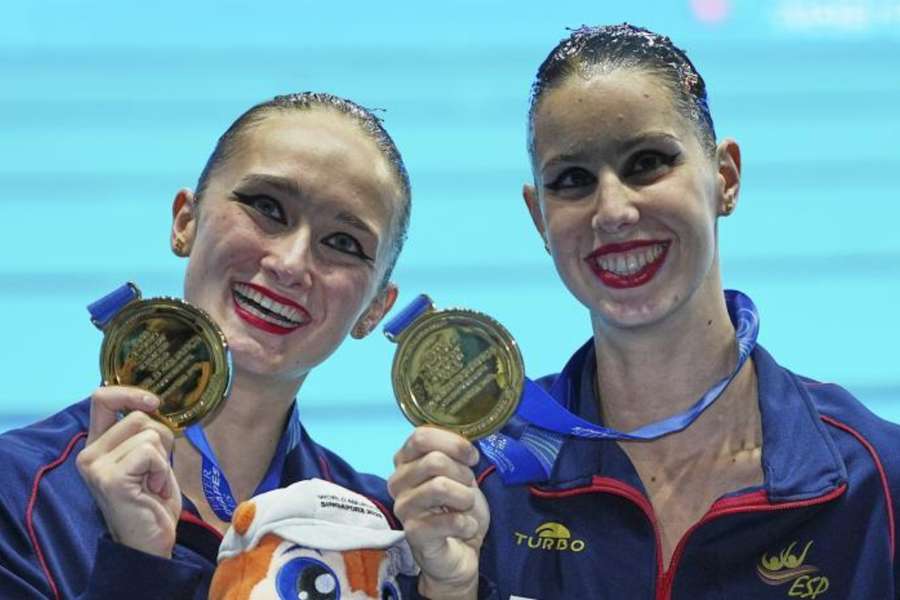 Lilou Lluís e Iris Tió con su medalla de oro