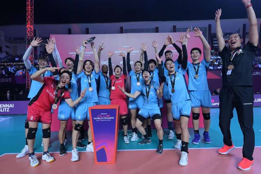 Suntory Sunbirds comemora medalha de bronze no Mundial de Clubes de vôlei