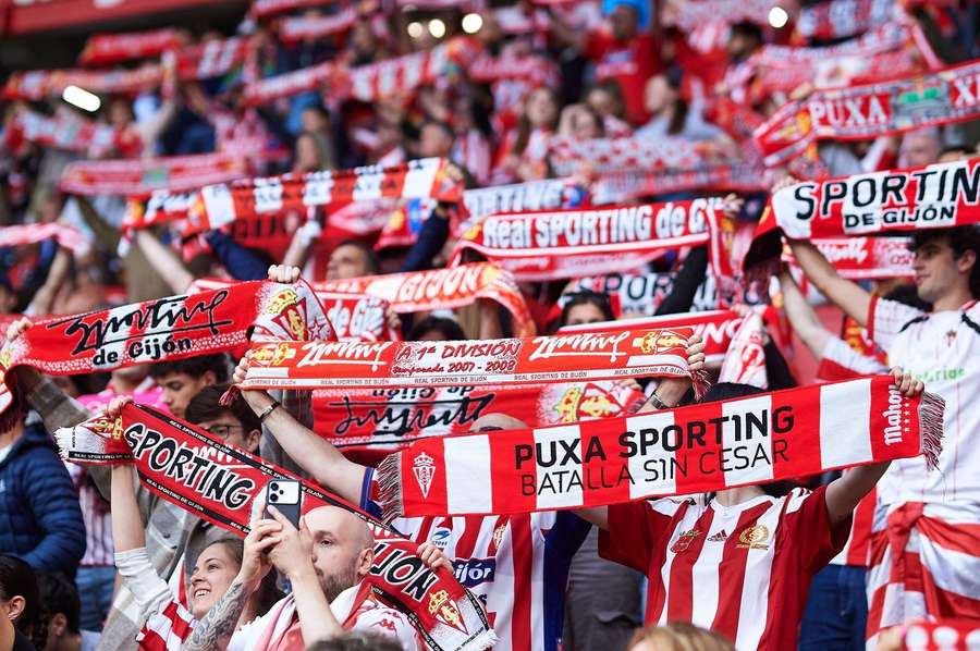 Sporting Gijon-fans juichen voor hun thuisteam