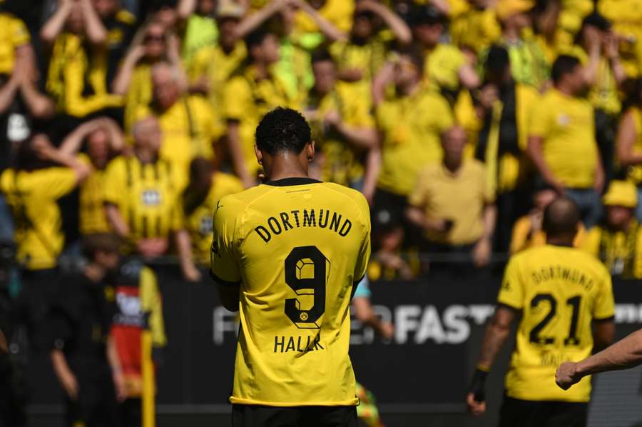Borussia Dortmund verspielte am 34. Bundesliga-Spieltag die deutsche Meisterschaft auf stümperhafte Weise. Im Heimspiel gegen Mainz 05 spielte man nur 2:2. Symboldbild der Katastrophe war Sebastien Haller. In den Wochen vor dem Saisonfinale wurde er als Held gefeiert. Gegen Mainz vergab er einen Strafstoß und einige hochkarätige Chancen.