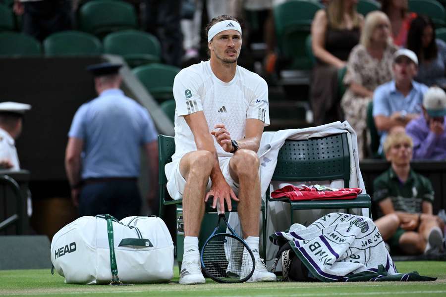 Le huitième de finale Lehecka-Zverev interrompu par le couvre-feu à Wimbledon, reprise mardi