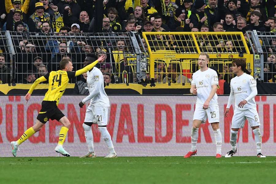 Maximilian Beier bisou no triunfo do Borussia Dortmund