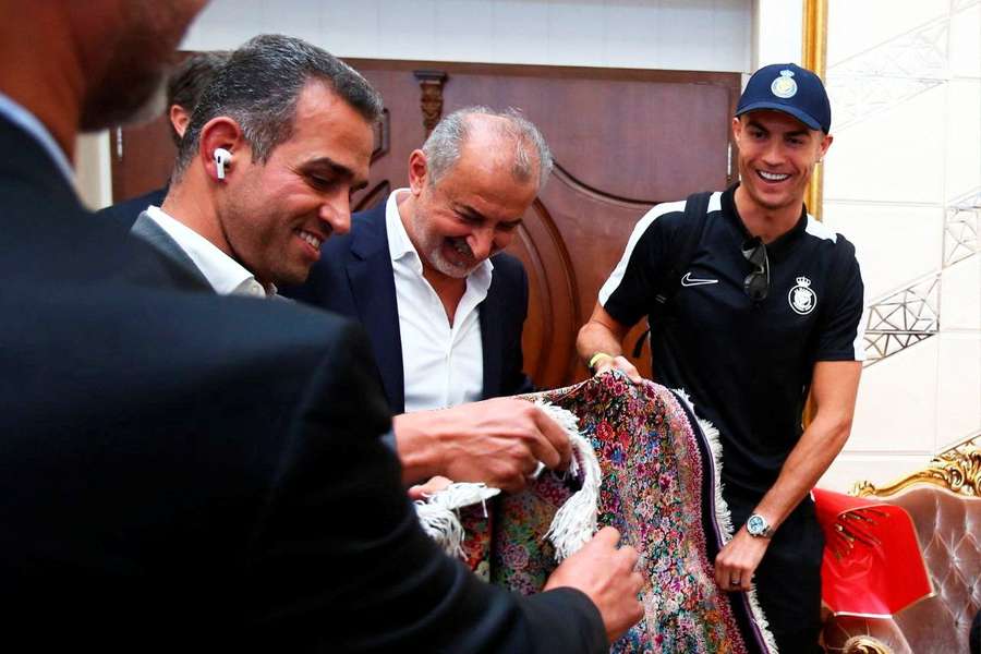 Cristiano Ronaldo wird bei seiner Ankunft auf dem Flughafen Imam Khomeini begrüßt