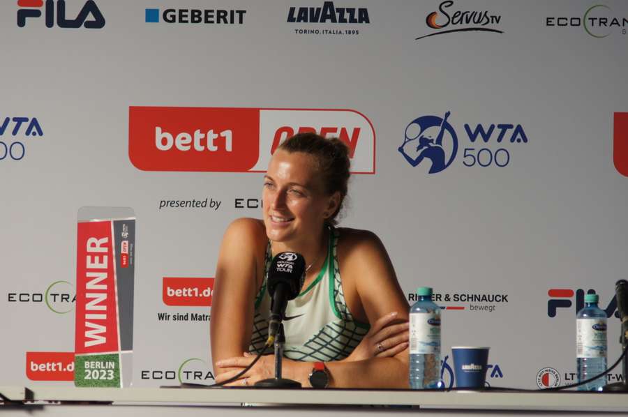 Eine zufriedene Petra Kvitova auf der Pressekonferenz nach ihrem Sieg.