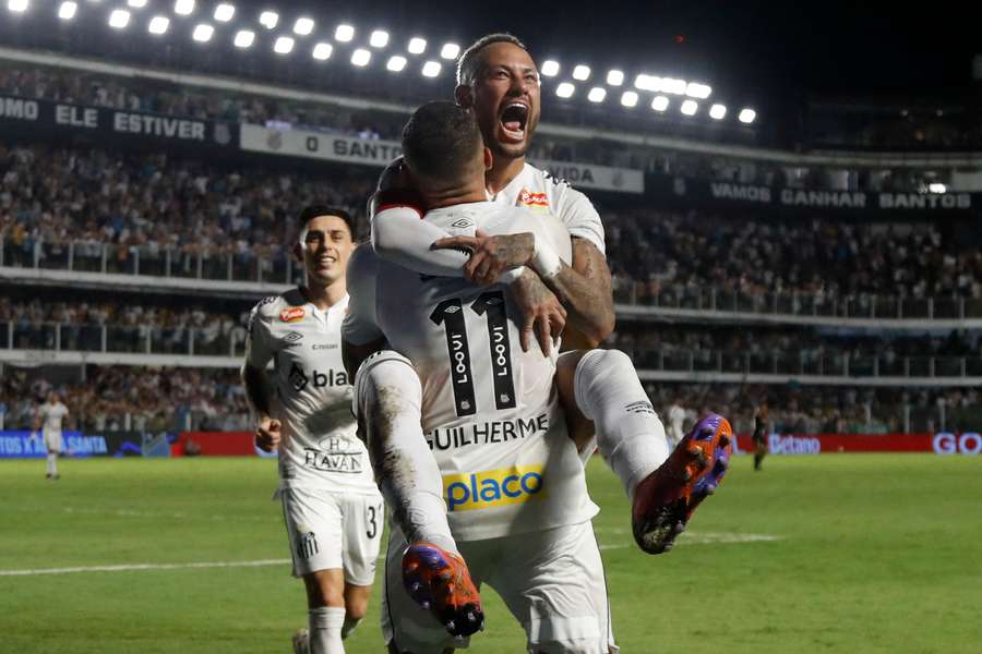 Neymar célébrant avec Guilherme.