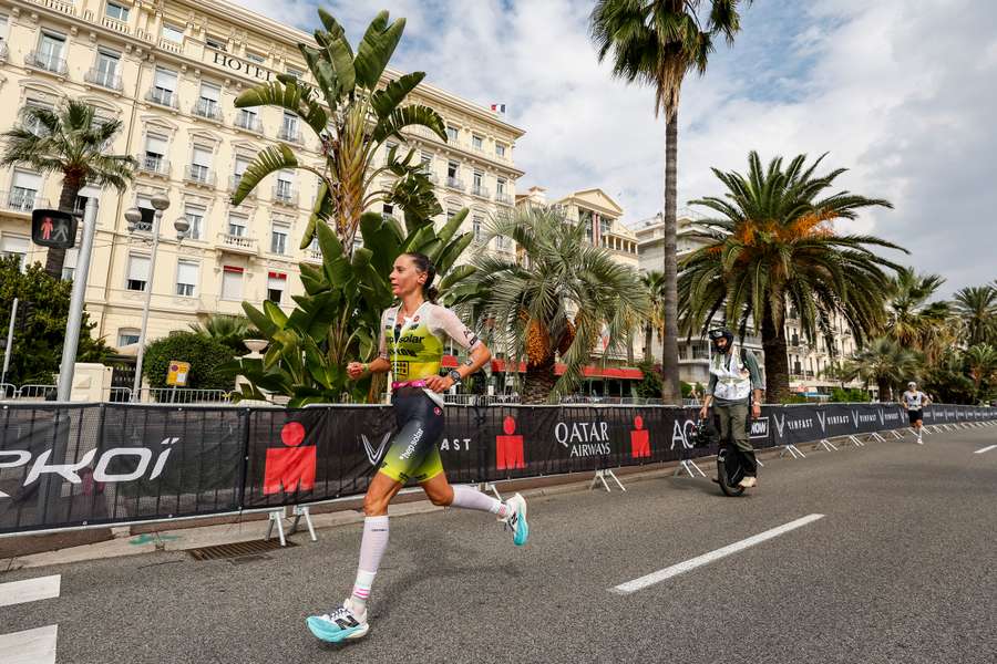 Laura Philipp no Ironman 2024 ao longo da Promenade des Anglais