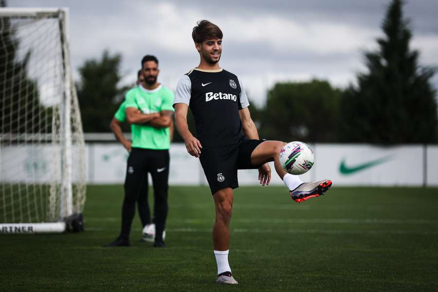 Daniel Bragança sob o olhar de Rúben Amorim no treino