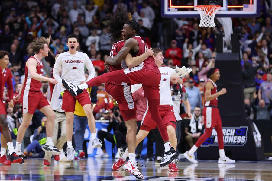 Arkansas' Anthony Black en Davonte Davis vieren de overwinning op Kansas