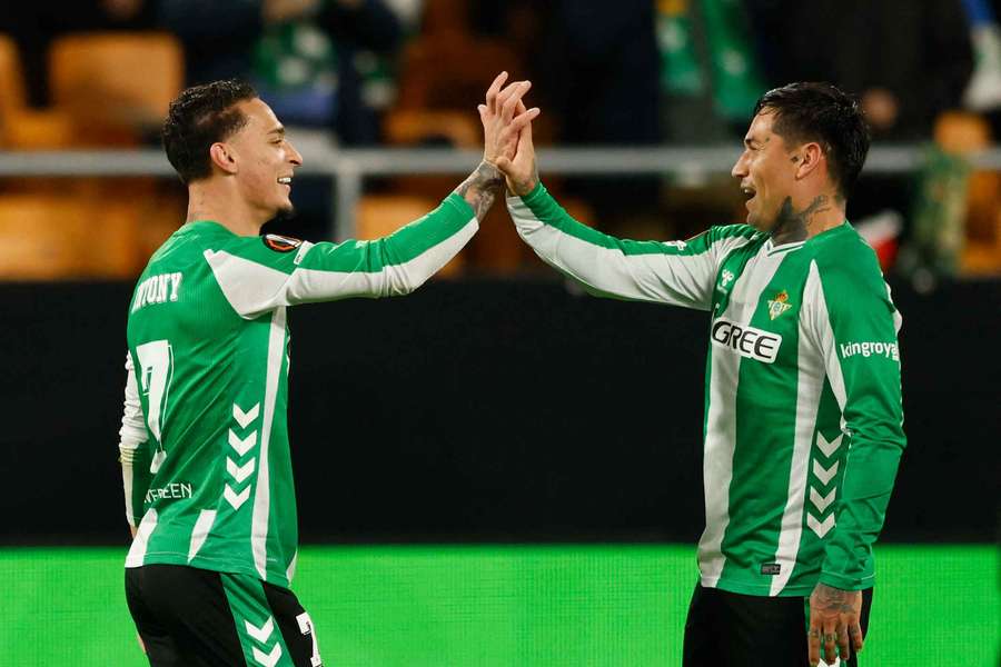 Chimy Ávila, a la derecha, felicita a Antony por el golazo del brasileño