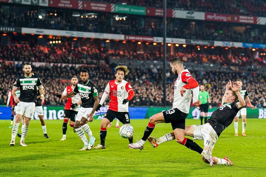 David Hancko maakt op aangeven van Calvin Stengs de gelijkmaker in De Kuip