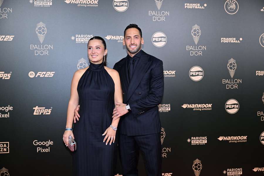 Calhanoglu e la moglie alla cerimonia del Pallone d'oro