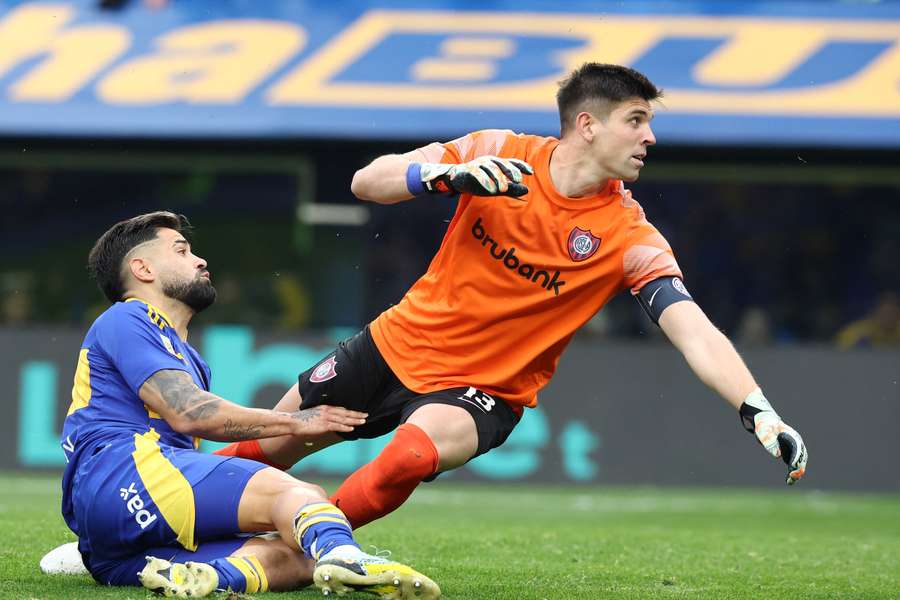 Milton Giménez marca ante la mirada del meta Altamirano, que podría ser suplente