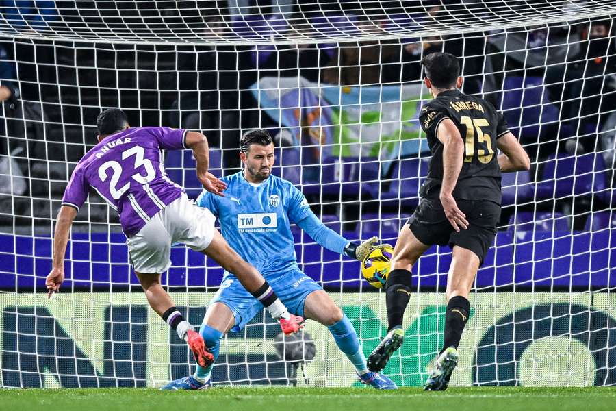 Anuar, en el momento de marcar el gol del triunfo ante Dimitrievski