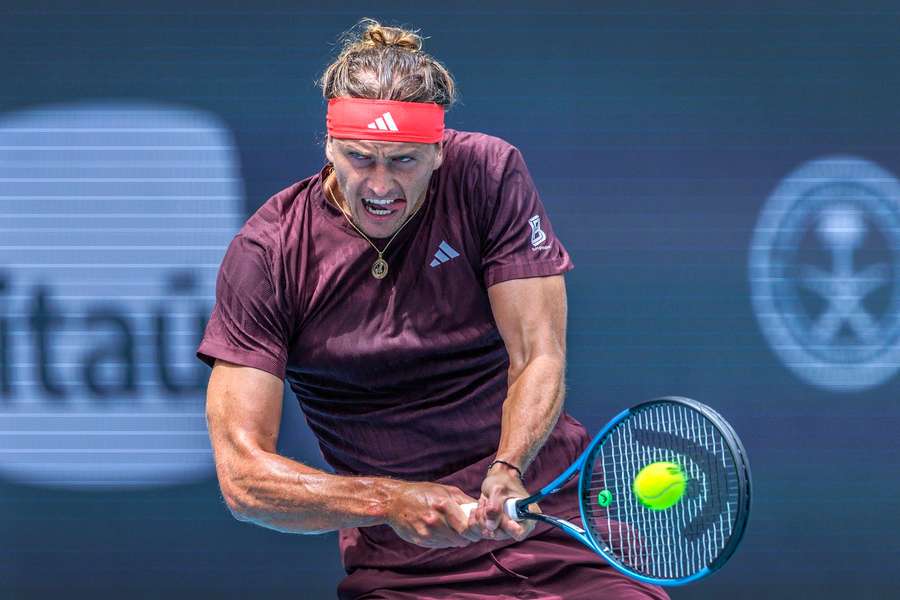 Zverev pasa a octavos en Miami, Paolini despide a Osaka