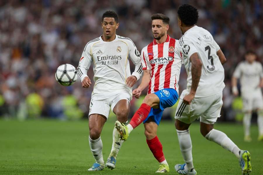 Bellingham y Militao, ante Álex Moreno. Bellingham y Militao, ante Álex Moreno.