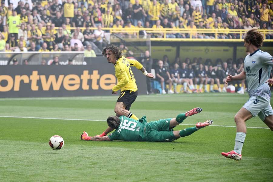 Fábio Silva fez o 1-0 do Borussia Dortmund aos 5 minutos Fábio Silva fez o 1-0 do Borussia Dortmund aos 5 minutos