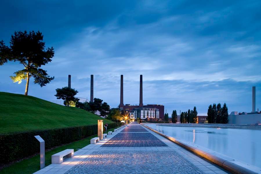 Het Ritz-Carlton-hotel in Wolfsburg bij schemerlicht