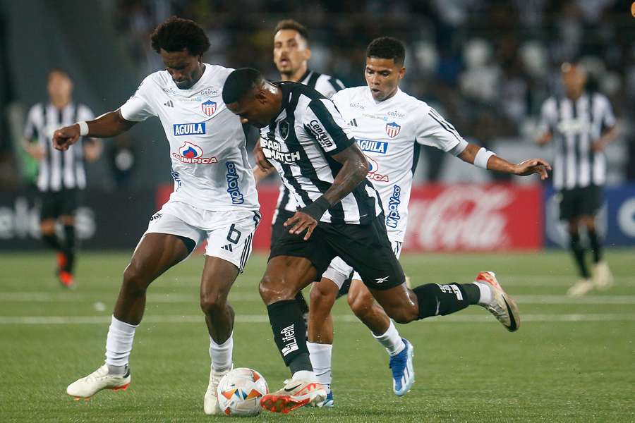 Botafogo teve muitas dificuldades contra o Junior Barranquilla