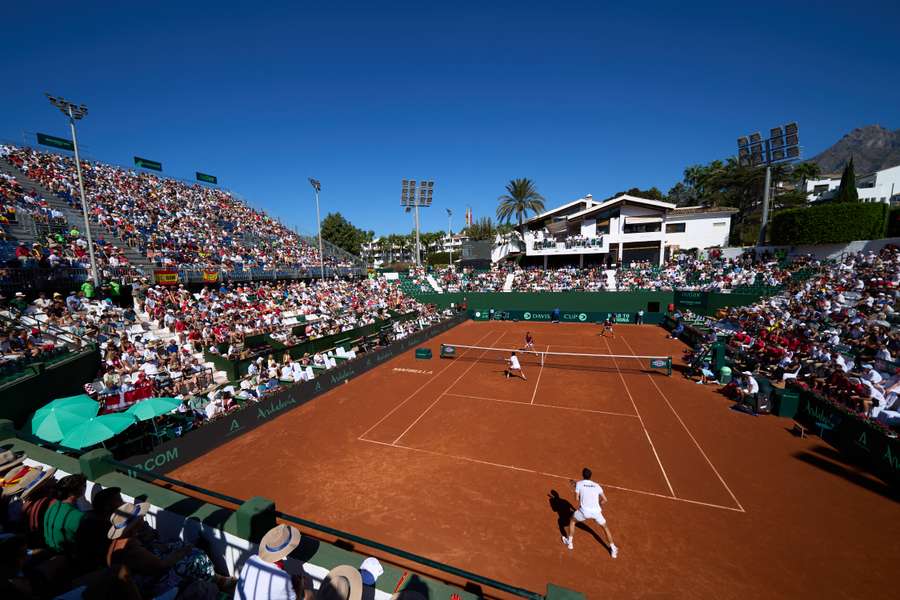 Un match de Coupe Davis en septembre.