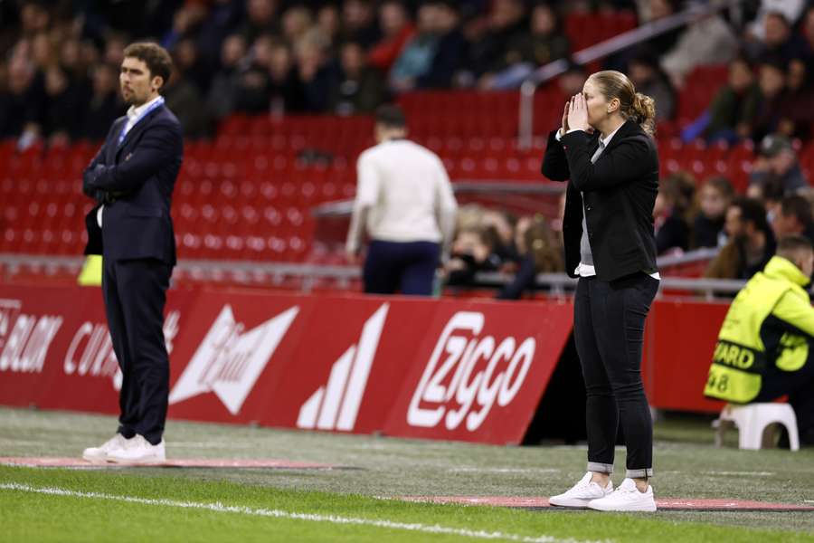 Suzanne Bakker in actie aan de zijlijn tijdens de Champions League-wedstrijd tegen PSG