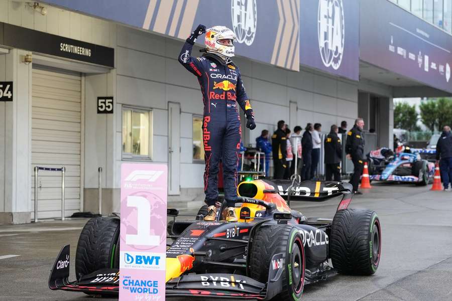 Verstappen na zijn winst op het Suzuka Circuit in Japan