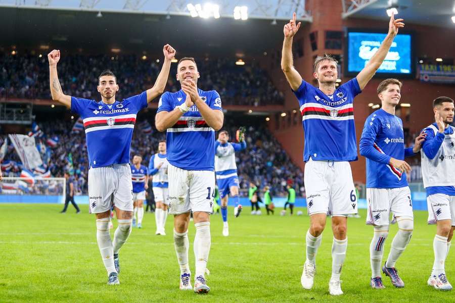 I giocatori della Samp salutano il loro pubblico a fine gara