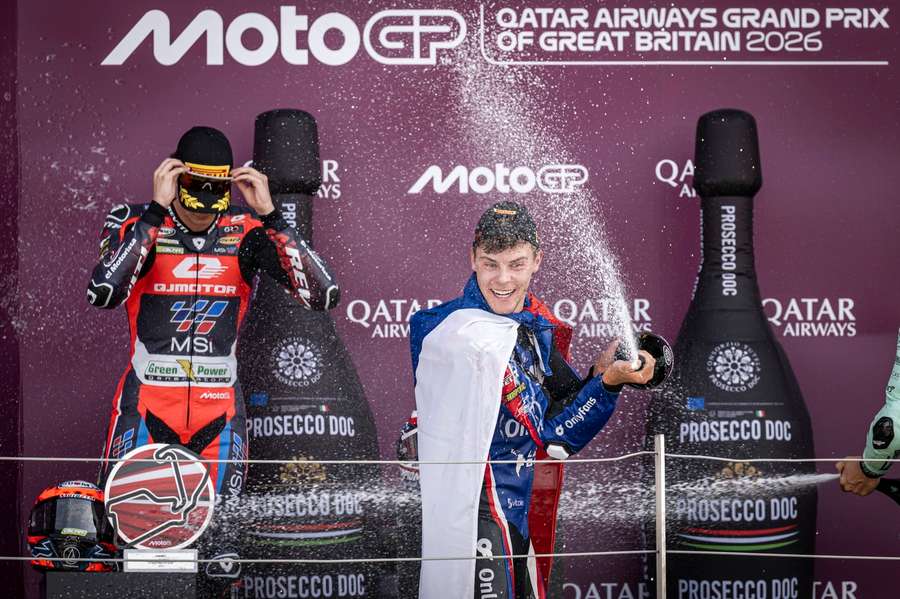 Salač při oslavách vítězství v Moto2. Salač při oslavách vítězství v Moto2.