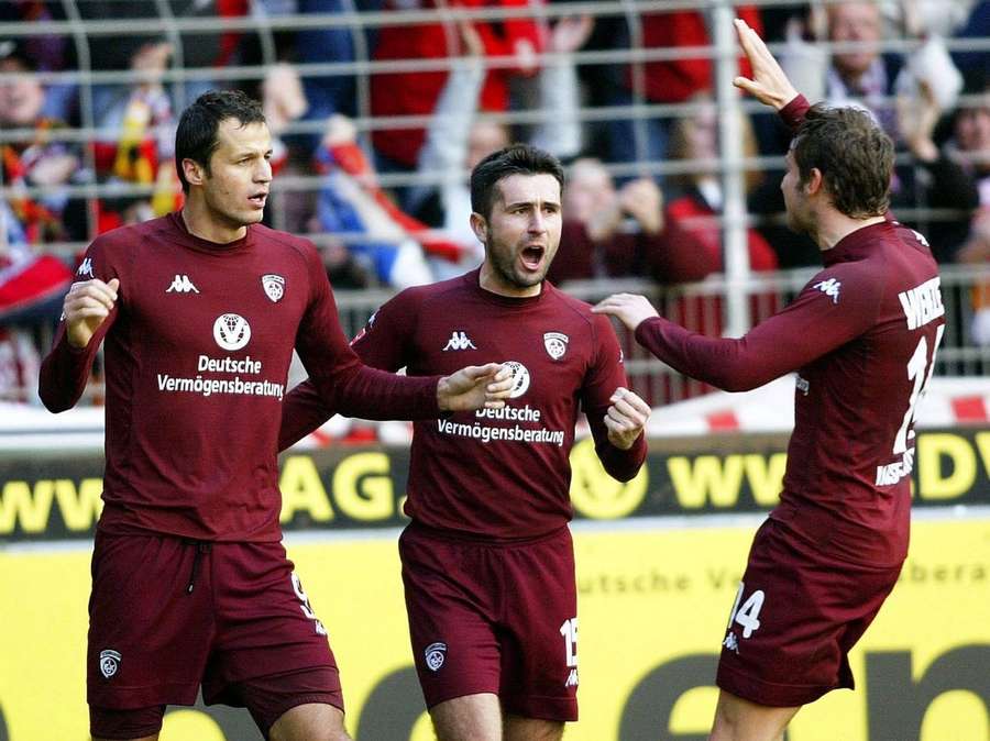 Bjelica (m.) jubelt im Trikot des 1. FC Kaiserslautern mit Vratislav Lokvenc (l.) und Timo Wenzel (r.)