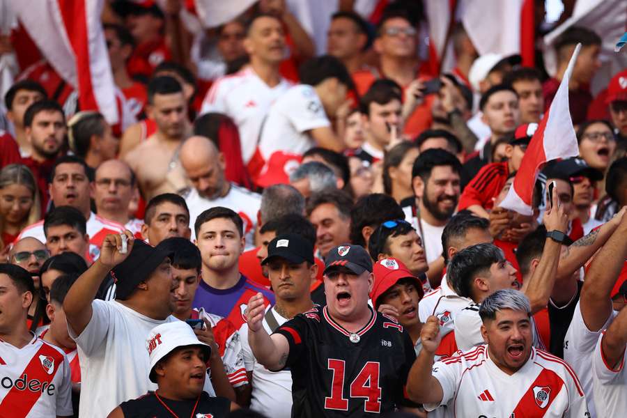 Aficionados de River animan a los suyos