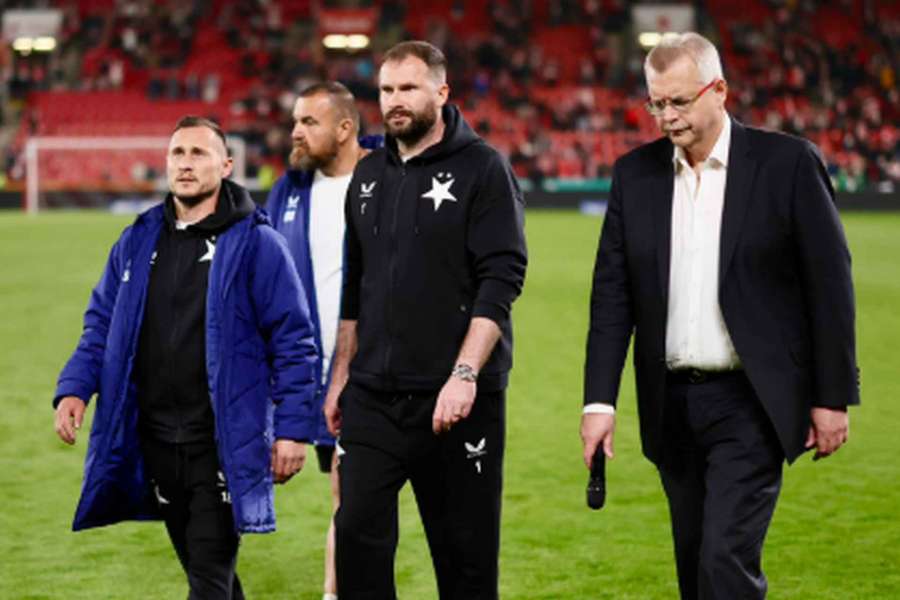 Šéf Slavie Jaroslav Tvrdík přiznal, že i kdyby klub získal titul, oslavovat jej nebude. Šéf Slavie Jaroslav Tvrdík přiznal, že i kdyby klub získal titul, oslavovat jej nebude.