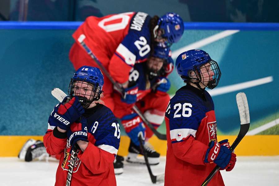 Zklamané české hokejistky po prohře se Švédskem 0:2.