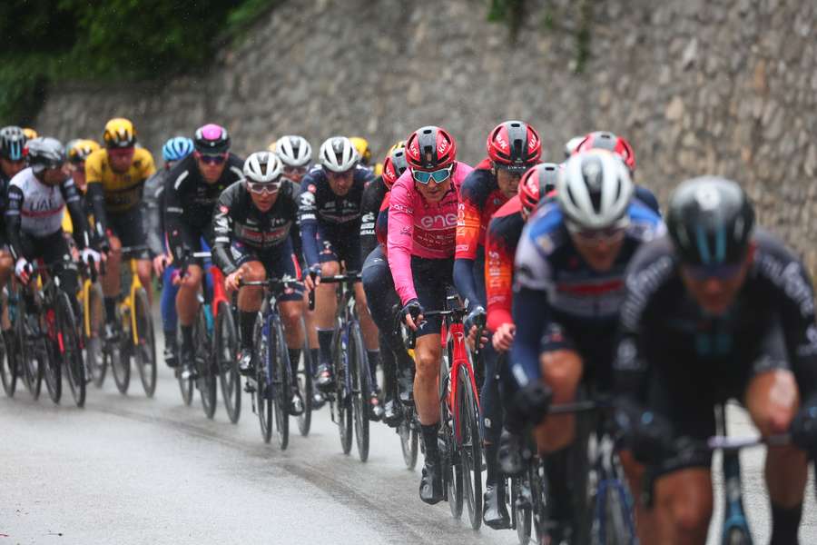 Thomas Bay spår en vild finaleuge i Giro d'Italia, der føres af franske Bruno Armirail foran Geraint Thomas, der på billedet kører i lyserødt. 