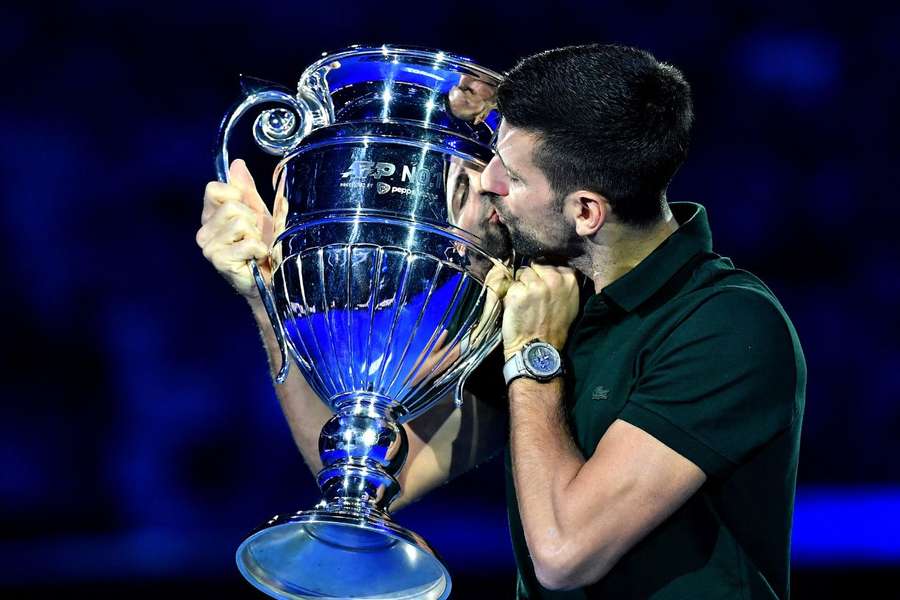 Djokovic z okazałym pucharem z miejsce numer jeden na koniec sezonu 2023