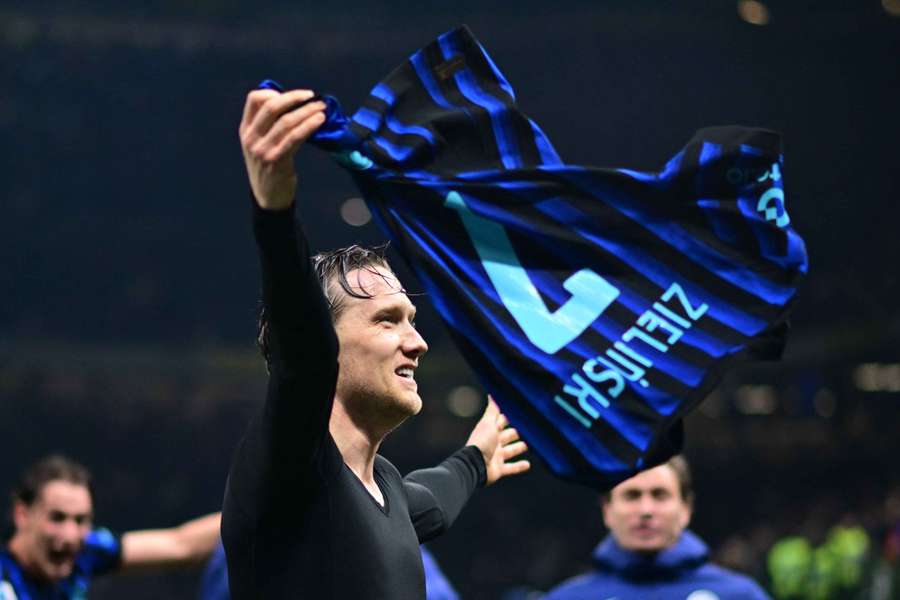 Piotr Zieliński świętuje swojego gola przeciwko Juventusowi