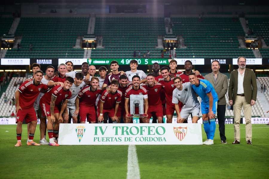 El Sevilla posa con el Trofeo Puertas de Córdoba