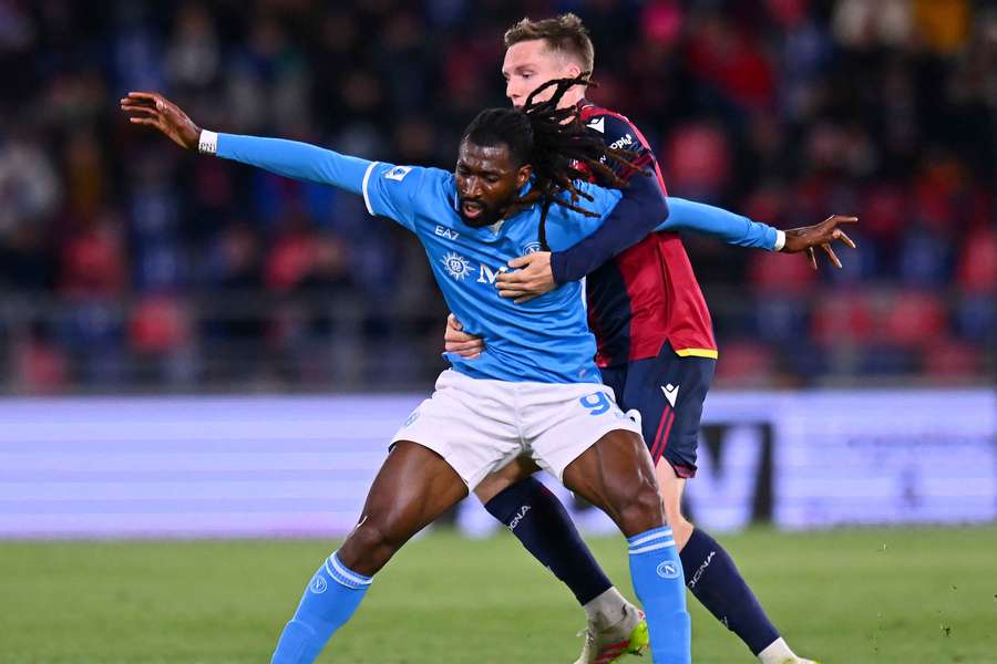Uno scontro di gioco tra Anguissa e Aebischer