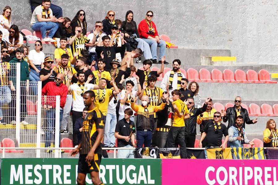 Adeptos do Lusitânia de Lourosa no apoio à equipa Adeptos do Lusitânia de Lourosa no apoio à equipa