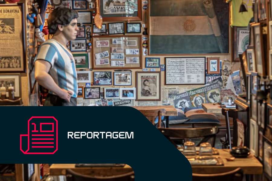 Estátua de Maradona em tamanho real no Viejo Almacén de Buenos Aires