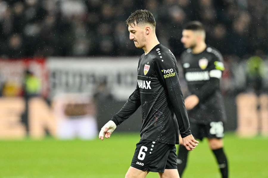 Nach der Pleite in Mainz verlässt Angelo Stiller enttäuscht den Rasen