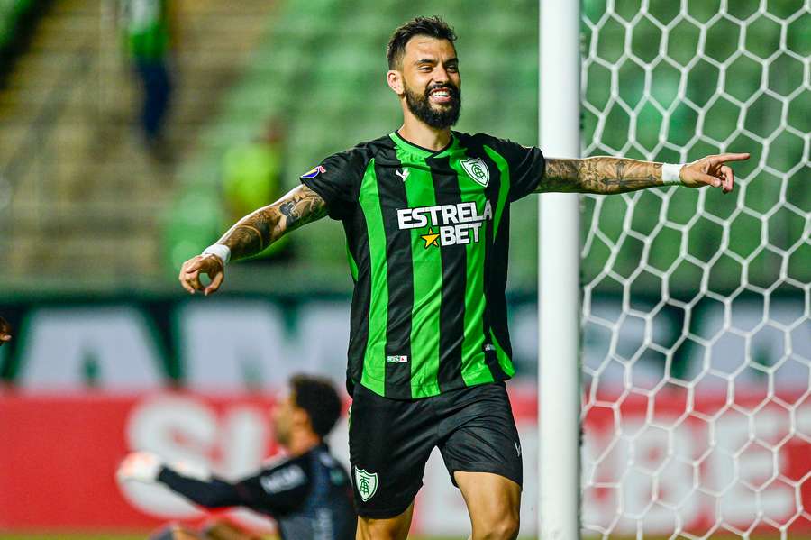 Mastriani celebra um de seus gols contra o Pouso Alegre