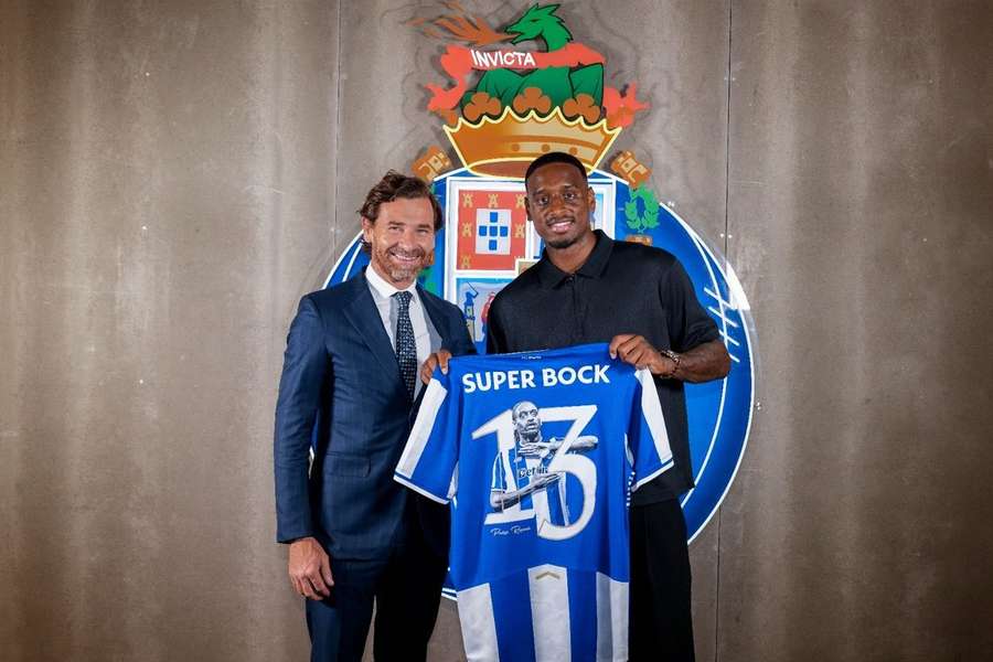 Pablo Rosario ao lado de André Villas-Boas