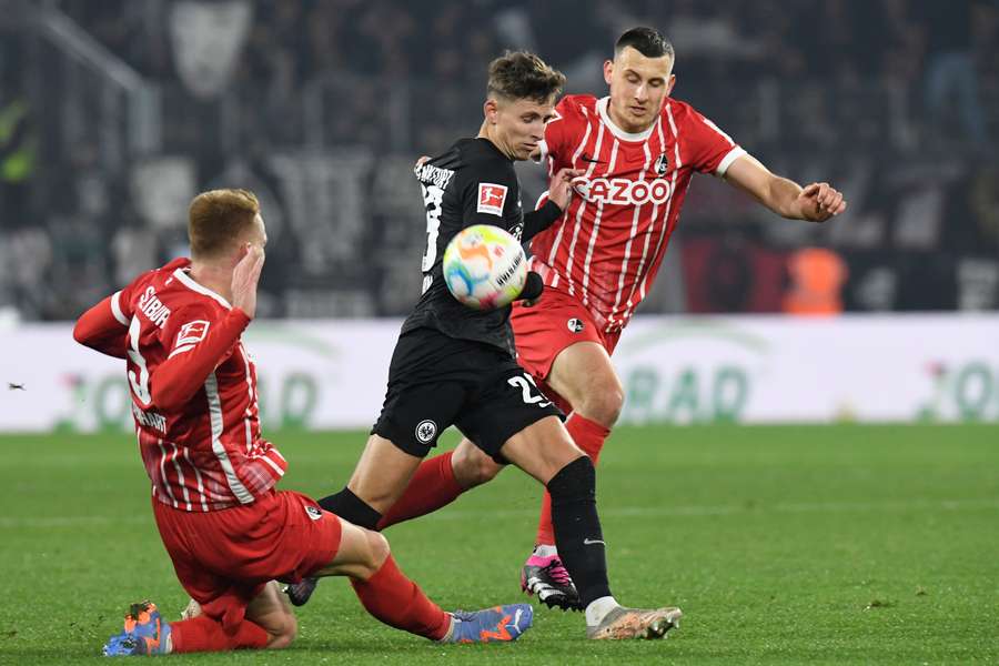 Jesper Lindstrøm, her i kamp for Frankfurt mod Freiburg, skal i kamp mod Bayern.