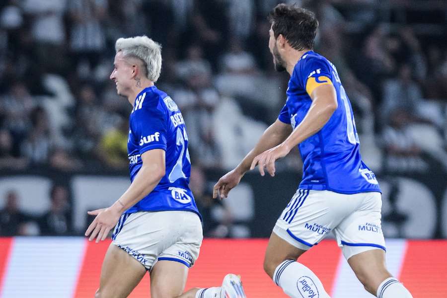 Álvaro Barreal acertou um chute belíssimo para determinar a vitória do Cruzeiro