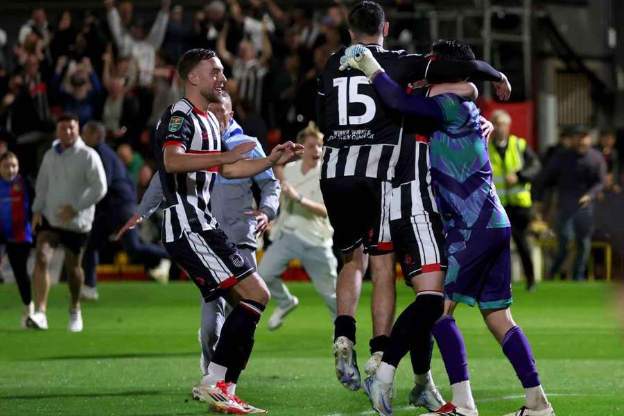 Jogadores do Grimsby celebram vitória incrível sobre gigante United